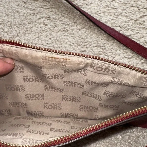 Michael Kors JET SET TRAVEL Monogram Crossbody Bag With Removable Wristlet - Picture 9 of 13